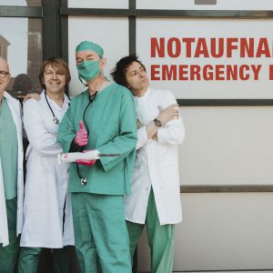 Autogrammpostkarte mit Autogrammen